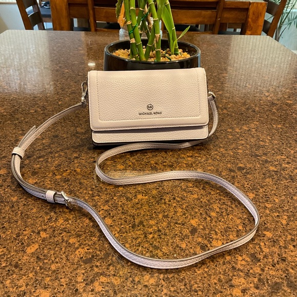 authentic michael kors wallet crossbody just use couple hour so practically new